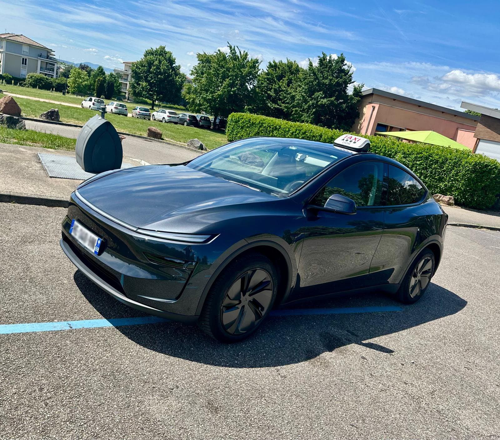 Tesla Model Y — Taxi Badis